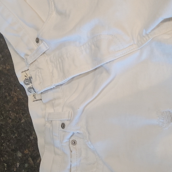 We the Free White Distressed high waist Short jeans. Size 26 - Picture 3 of 10